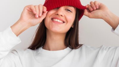 【美女活】大人がおしゃれにトレーナーを着こなすには？今っぽレイヤードアイテム5選冬の便利トップスであるトレーナー。