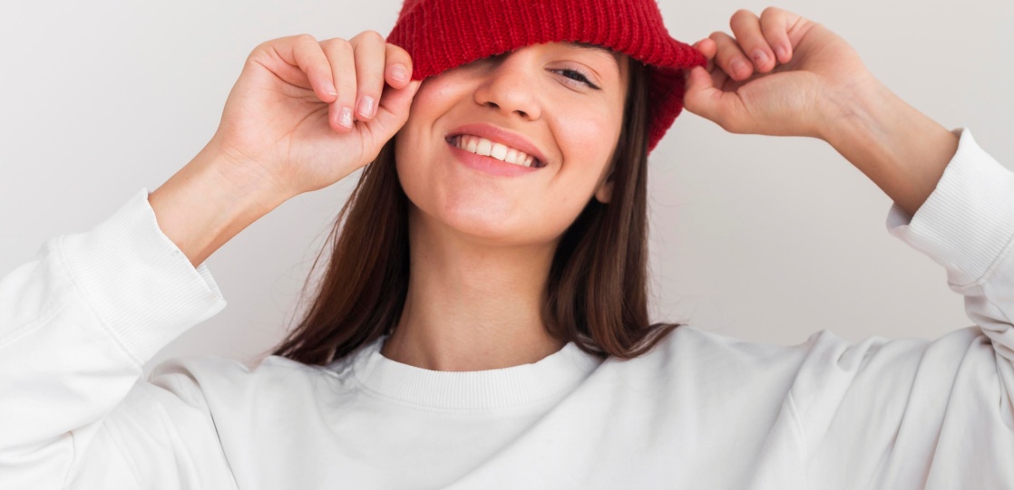 【美女活】大人がおしゃれにトレーナーを着こなすには？今っぽレイヤードアイテム5選冬の便利トップスであるトレーナー。