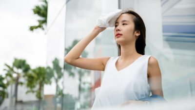 【美女活】秋レジャーのメイク＆ヘア直し術。出先でもテカリ・べたつきのない無敵肌を作るには