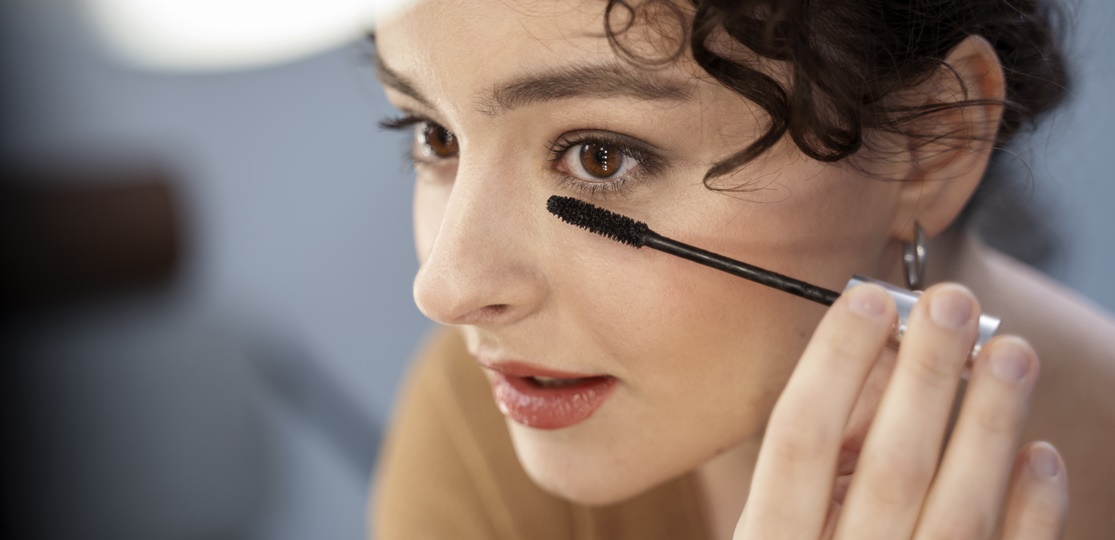 【美人づくり】いま話題の「メロい女メイク」とは？儚さ×色気を両立する最新トレンド解説