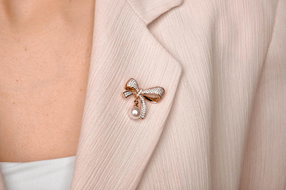 【美女活】春のイベントママコーデを格上げしてくれるブローチ。やりすぎない選び方とは？