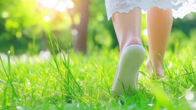 【美女活】春はフラットパンプスでアクティブに。きちんと感と歩きやすさを両立する足元選び