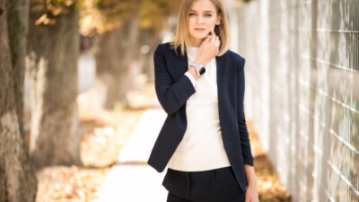 【美女活】フォーマル未満の「ちょうどいい」。保護者会や職場で浮かない、ママのきちんと服選び
