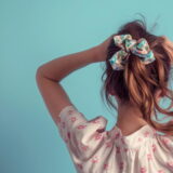【美女活】大人のさらっとまとめ髪にはシュシュ！後姿を垢抜けさせるアイテムまとめ