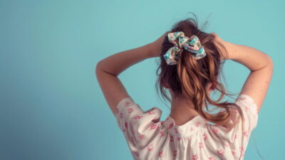 【美女活】大人のさらっとまとめ髪にはシュシュ！後姿を垢抜けさせるアイテムまとめ