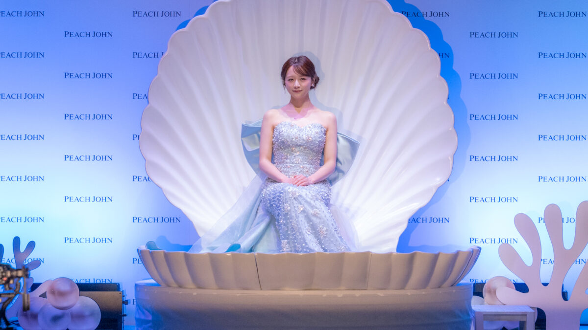 【プレス発表】森香澄さんが“人魚姫”に。「PEACH JOHN」新作発表会で幻想的な世界観を披露