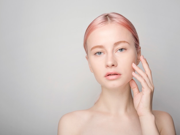 【美人づくり】肌のくすみ、もう悩まない！光をまとう透明感へ導く「ラロッシュポゼ メラB3セラム」の実力とは？