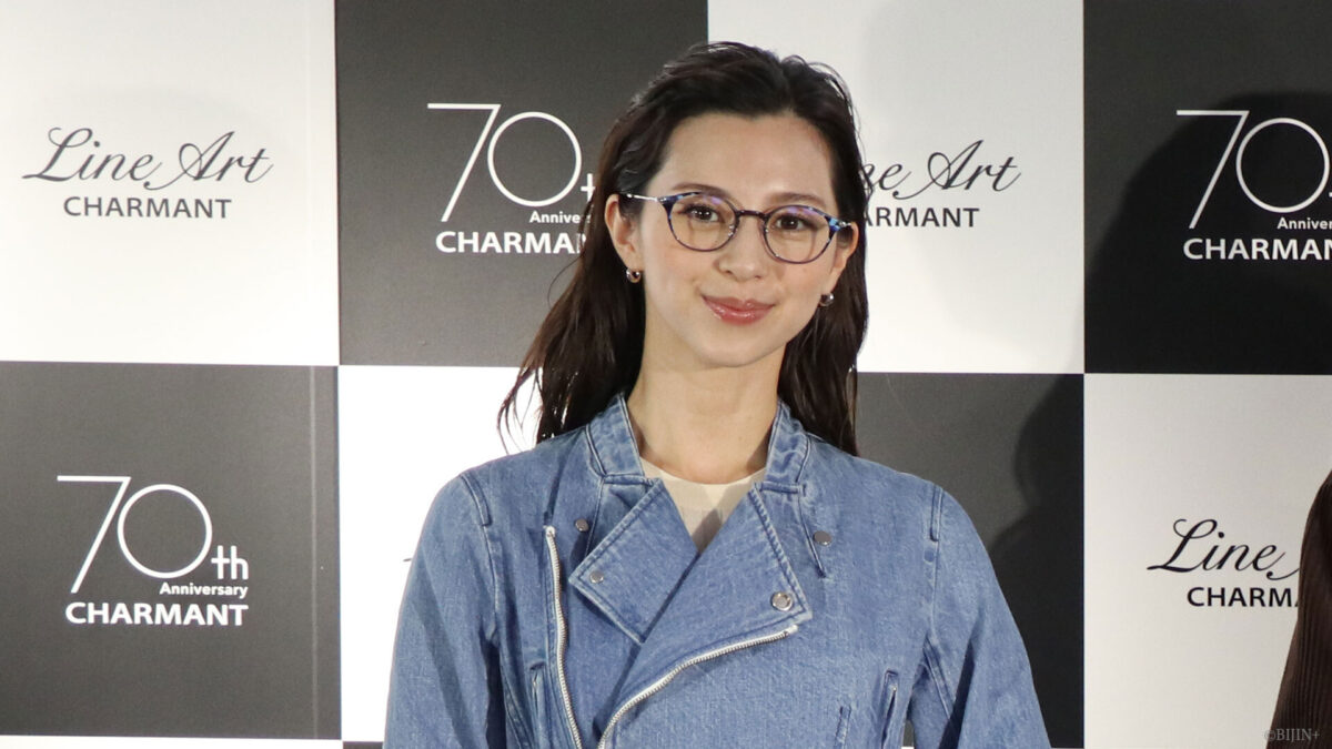【プレス発表】中条あやみさん、メガネ×ブルーデニムコーデで魅了♡佐々木香菜子さんとのアートコラボで「ロマンにも圧倒されました」